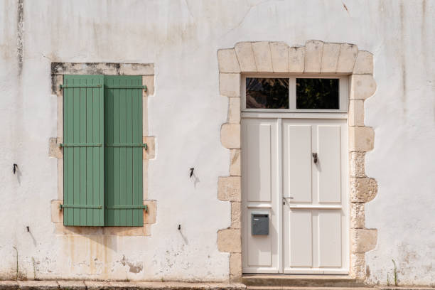 volets verts maison beige